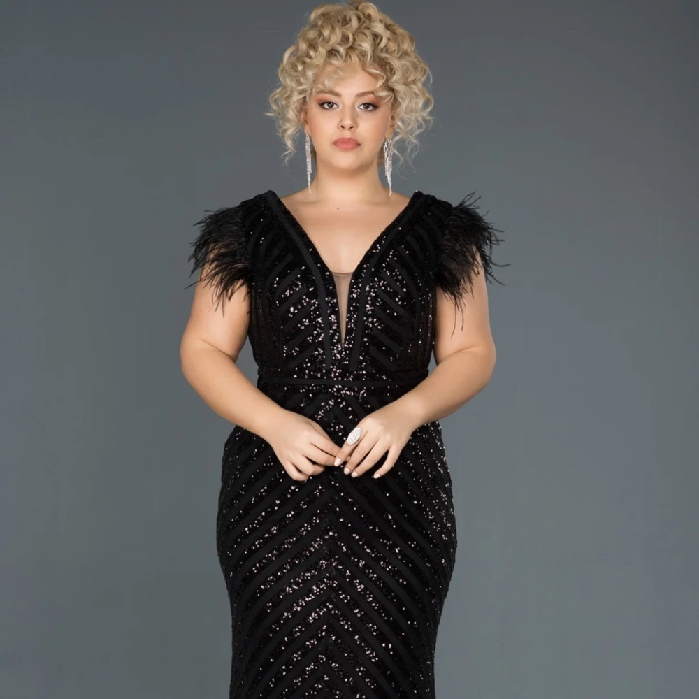 Black Sequin Formal Gown with Feathered Sleeves - Size 20 - Perfect for Holidays